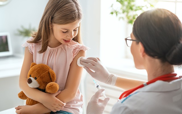 Ein Mädchen bekommt eine Impfung